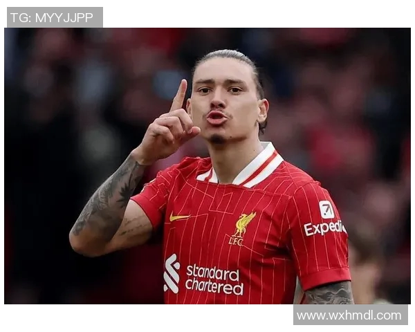 足球巨星染一头亮黄色头发引发球迷热议场内外造型同样吸睛